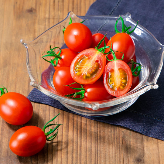 瑞々しいトマト