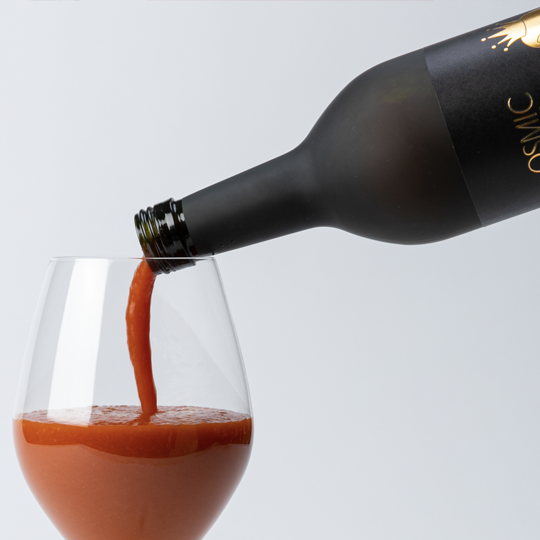 ボトルから注がれるジュース