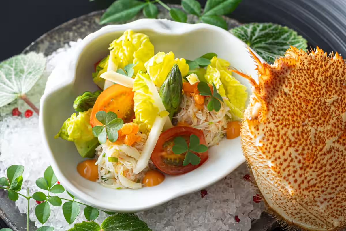 北海道産 毛蟹にグリーンアスパラガスと高糖度トマトのサラダを合わせて