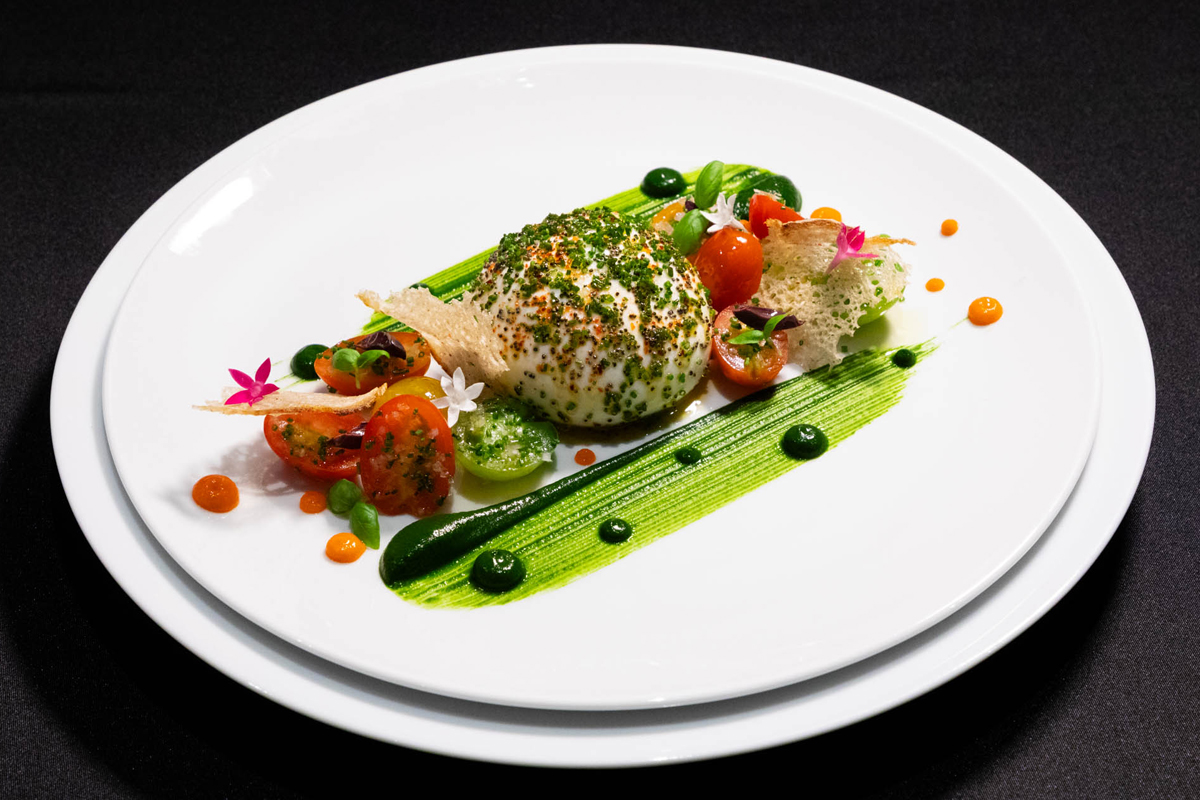 イタリア産 丸ごとブラータチーズと色鮮やかなトマトのカプレーゼ