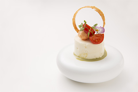 ・OSMICトマトのレアチーズケーキ　OSMICトマトソルベ添え　900円（税別）